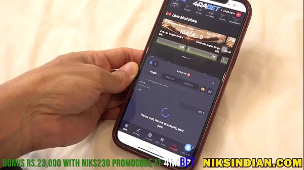 नटखट जवान कामवाली बाई को उसके मालिक ने बिस्तर पे पटक कर चोद डाला
